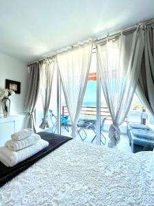 美洲海滩Sweet home deluxe的一间卧室设有一张床,享有海景