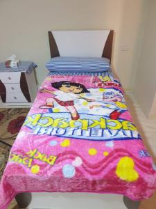 十月六日城سكن للذكور فقط - Sakan Male Only的一间卧室配有一张带粉色毯子的床