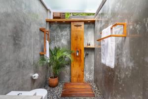 希德门Like living in a romantic Balinese painting的一间带木门和卫生间的浴室
