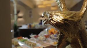 施韦比施哈尔戈尔登阿德勒斯塔德古特酒店的一张餐桌,上面有鸟儿雕刻而成的食物