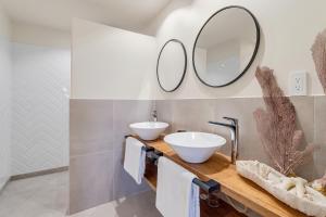 克拉伦代克Apartment Turtle at Windsock Beach的浴室设有2个水槽和镜子