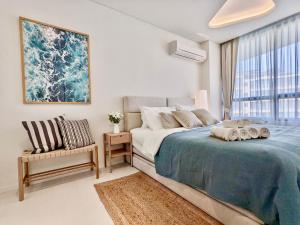 华欣Seaview 2 BR Beach front Vacation HuaHin的卧室配有床、椅子和窗户。