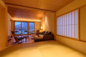 俱知安町NISEKO Inn of Youtei Raku Suisan的客厅配有沙发和桌子