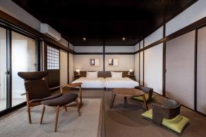 由布市Yufudake Ichibo no Yado Kirara的卧室配有一张床和一张桌子及椅子