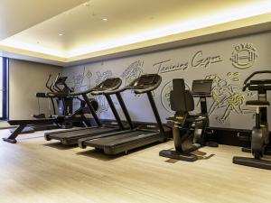 东京Tokyo Bay Shiomi Prince Hotel的健身房设有跑步机和涂鸦墙