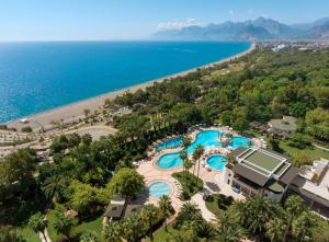 安塔利亚奥兹肯玛克法莱酒店的享有度假村和海滩的空中景致
