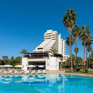安塔利亚奥兹肯玛克法莱酒店的大楼前设有游泳池的酒店