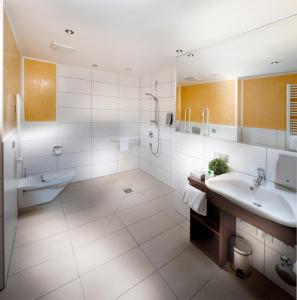 曼海姆曼海姆家庭旅馆的带浴缸、水槽和淋浴的浴室