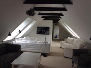 霍伊斯莱乌Lundø的客厅配有白色沙发和一些灯