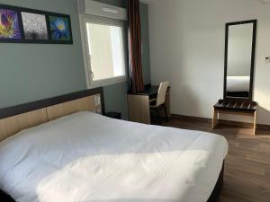 塞纳河畔罗米伊B&B HOTEL Romilly-sur-Seine的卧室配有白色的床和镜子