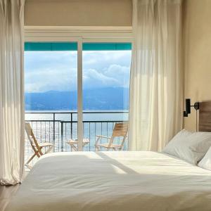 拉韦诺-蒙贝洛La Dama del Porto的一间卧室设有一张床和一个美景阳台