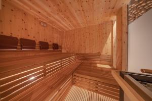 奥蒂塞伊Gran Tubla的木质建筑中带皮椅的桑拿浴室