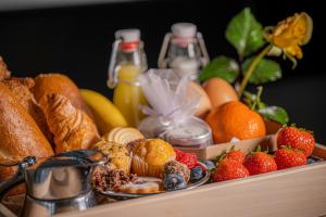 奥蒂塞伊Gran Tubla的包括水果、面包和果汁的食品托盘