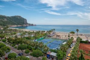 阿拉尼亚里维埃拉酒店加Spa的海滩上网球场的空中景致