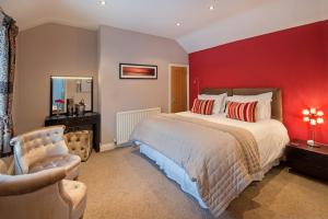 阿尼克邦德盖特精品旅馆的一间卧室设有一张红色墙壁的大床