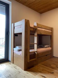 扎兹里瓦Downhills Residence的客房内的双层床和两张双层床
