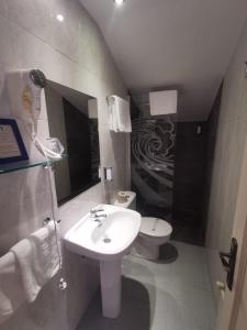 蒙达卡蒙达卡生态酒店的一间带水槽和卫生间的浴室
