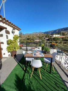 圣卢西亚Romantic Casa Rural La Molinera的房屋阳台的桌椅