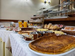 朗格勒Costa Trasmiera的一张桌子,上面放着许多不同类型的蛋糕和糕点