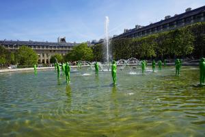 巴黎蒙庞西耶酒店的一群身着绿色服装的人,在喷泉里