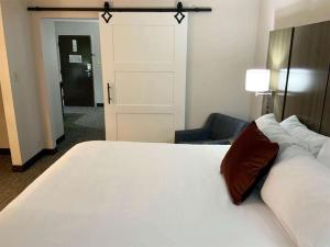 里奇兰Wingate by Wyndham Jackson Ridgeland的一张大白色的床,位于酒店客房内