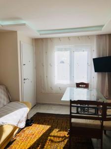 GâvurağılıLikya Inn - Dodurga&Patara Evleri的客房设有床、书桌和窗户。