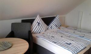 Neu MukranRügen Fewo 284的一张带蓝色和白色条纹床单和枕头的床