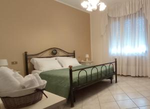 圣古利亚Casa Giulia的一间卧室设有一张床和一个窗口