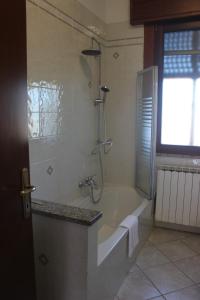 圣古利亚Casa Giulia的白色的浴室设有浴缸和淋浴。