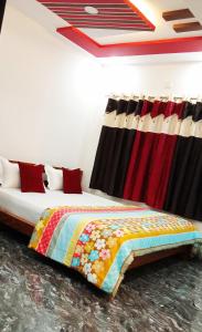 库斯哈尔纳加尔Leo's Residency Coorg的一间卧室配有两张床和彩色毯子