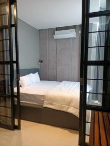 NgabeanOhana Suites Yogyakarta的一间小卧室,配有床和窗户