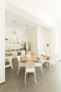 普尔萨诺唐格拉姆酒店的一间带桌椅的用餐室和一间厨房