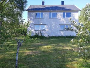 FoldereidGraceland Norway的一座有树的院子中的白色房子