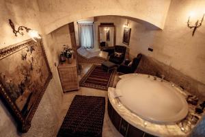 奥塔希萨尔塔福尼别墅酒店的带浴缸的大浴室和客厅。