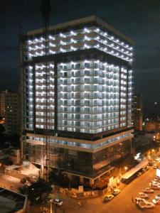 马普托Polana Plaza Hotel的一座在晚上有灯的大建筑