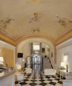 博萨Palazzo Pischedda的一间设有天花板和棋盘地板的客房