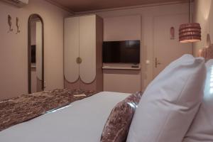 埃赫特尔德Boutique Hotel Restaurant BAL的一间酒店客房,配有一张床和一台电视