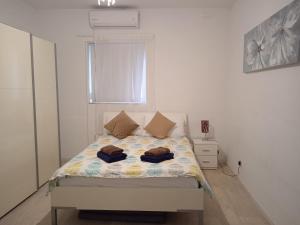 姆西达University Area Msida的一间卧室配有一张带两个枕头的床
