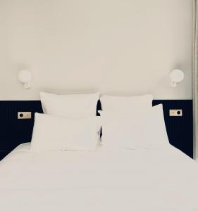 比亚里茨加玛利兹酒店的卧室配有2个白色枕头