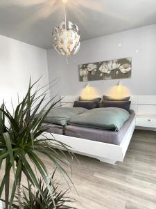 法芬维勒Am Weinberg - stilvoll, ruhig, zum wohlfühlen的一间卧室配有一张床和盆栽植物