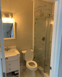 亚特兰大Atlanta Unit 1 Room 3 - Private Bedroom with Private Bathroom的一间带卫生间和玻璃淋浴间的浴室