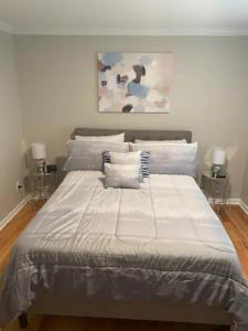 亚特兰大Atlanta Unit 1 Room 3 - Private Bedroom with Private Bathroom的卧室内的一张大床,配有两盏灯