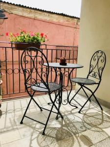 奥尔比亚Almasarda的阳台配有一张桌子和两把椅子
