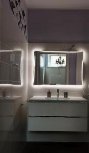 科洛尼奥蒙泽塞Appartamento Piccola Perla的一间带水槽和镜子的浴室