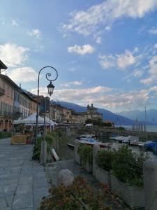 坎诺比奥Residenza Il Gabbiano 2 - panoramic rooms的河边的街灯,有船