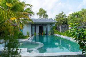 富国Khu Nghỉ Dưỡng Green Bungalow Phu Quoc的后院的游泳池