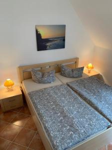 KirchdorfDe Hafenkieker的一间卧室配有一张带两张台灯的床铺。