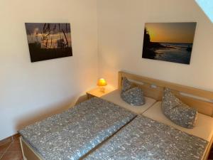 KirchdorfDe Hafenkieker的一间卧室设有两张床和一张桌子上的台灯。