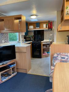德拉姆纳德罗希特Forest View - Adults Only - Maximum 2 Guests的一间带炉灶的小厨房和一台电视