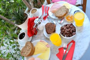 卡马利宙斯酒店的一张桌子,上面有早餐食品和饮料